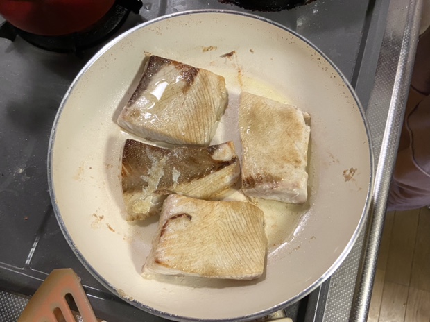 白身魚をフライパンで焼く