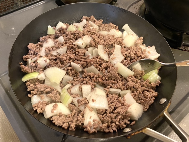 ひき肉を炒め玉ねぎを入れる