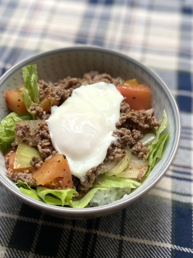 挽き肉のトマトバジル炒め温玉乗せ