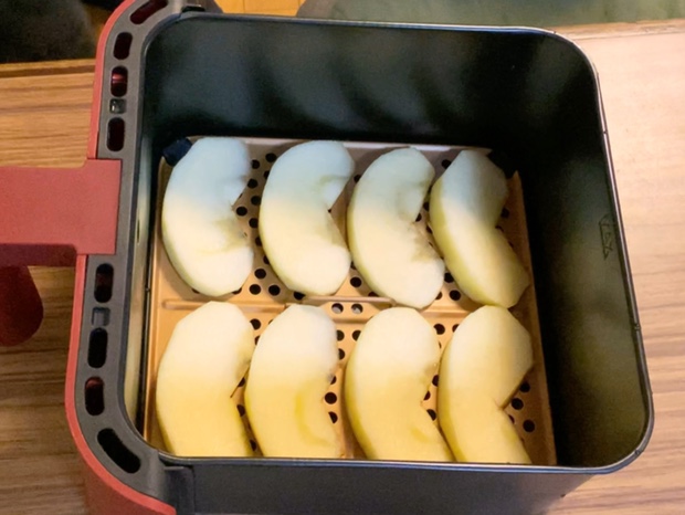 レコルトエアーオーブンの内網にりんごを並べる
