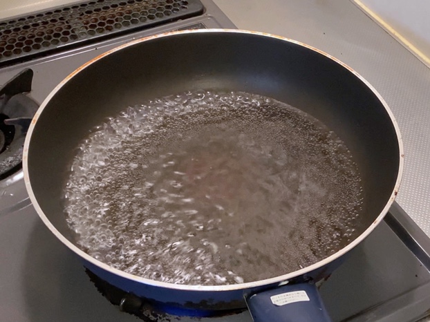 フライパンにコップ1杯程度のお湯を沸かす