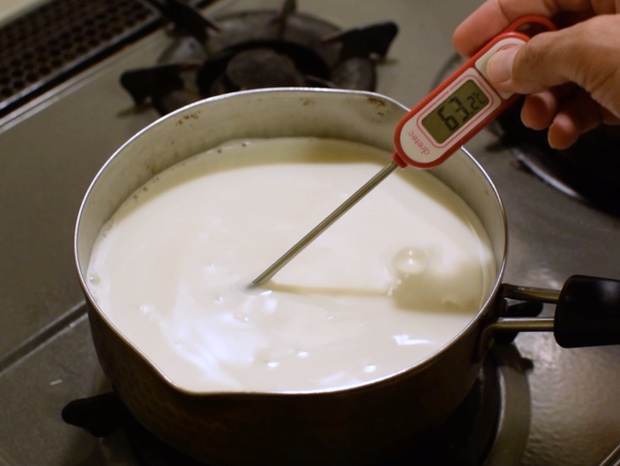 牛乳を63〜65℃まで温める