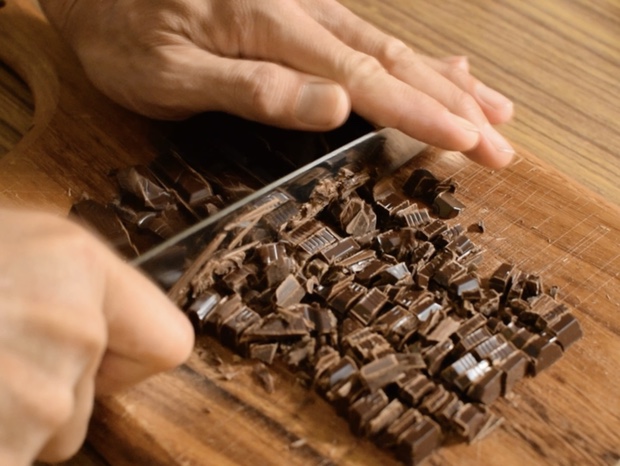 チョコレートを細かく刻む