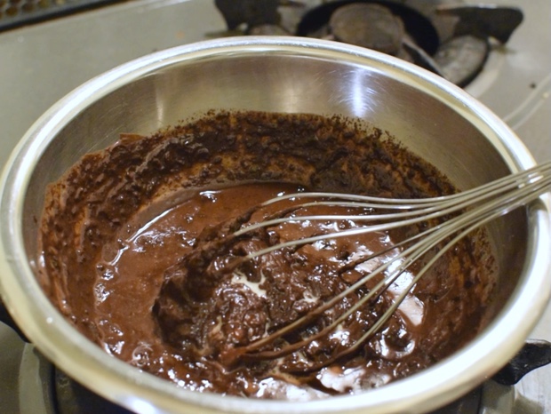 チョコレートをガス直火で加熱する
