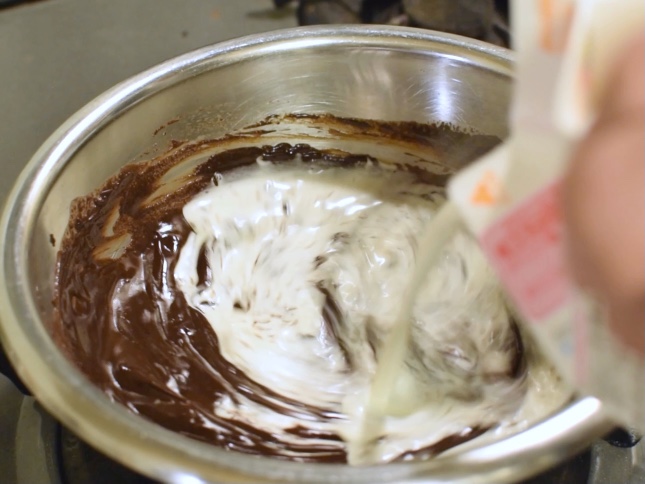 溶けたチョコレートに生クリームを加える