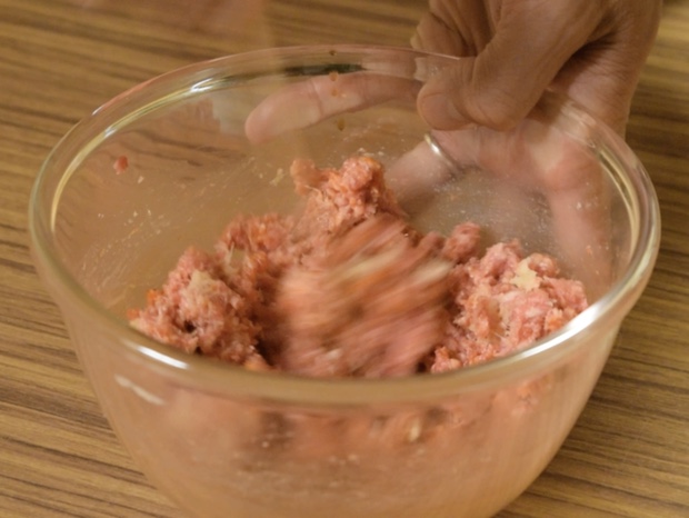 豆板醤、生姜を入れた肉を混ぜる