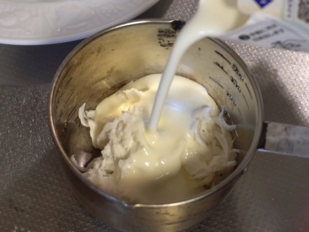 細かく割いたモッツァレラチーズに生クリームを加える