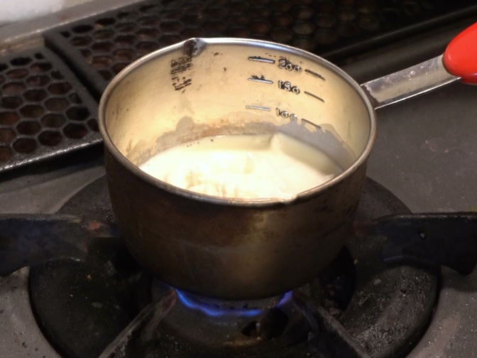 ブラータチーズの中身をガスの直火で温める