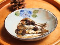 イワシの松ぼっくり煮