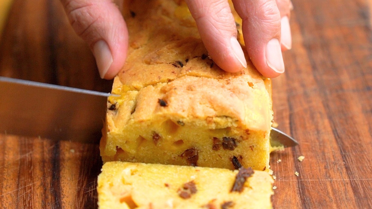 へしこのケーク・サレを切る