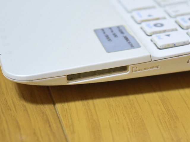 ノートパソコンのSDカードリーダー