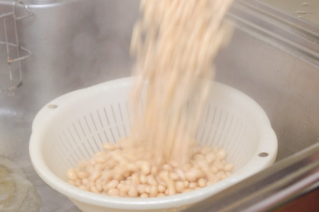 大豆の湯を切る