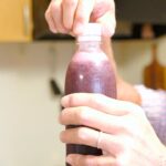 炭酸ペットボトルの蓋を開ける