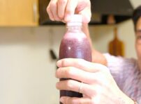 炭酸ペットボトルの蓋を開ける