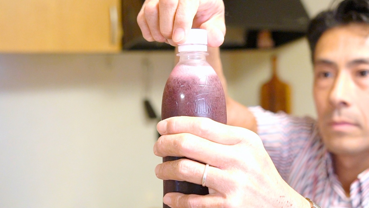 炭酸ペットボトルの蓋を開ける