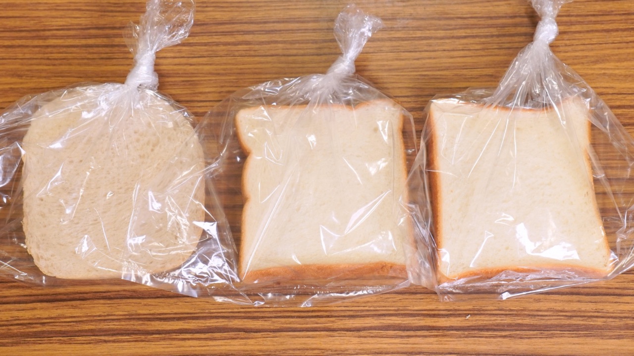 パンにカビが生えるか実験