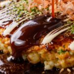 お好み焼きにソースをかける