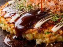 お好み焼きにソースをかける