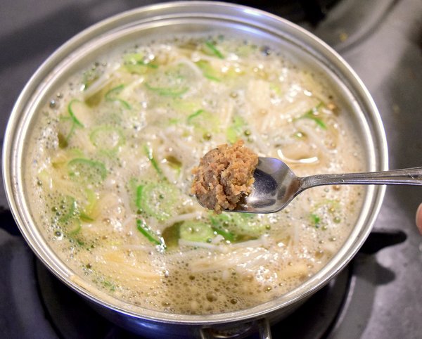  Add meat soy sauce pomace to miso soup