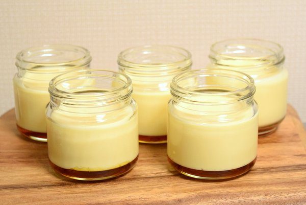 瓶にプリン液を入れる