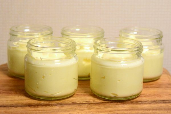 瓶に半熟チーズケーキのもとを詰める