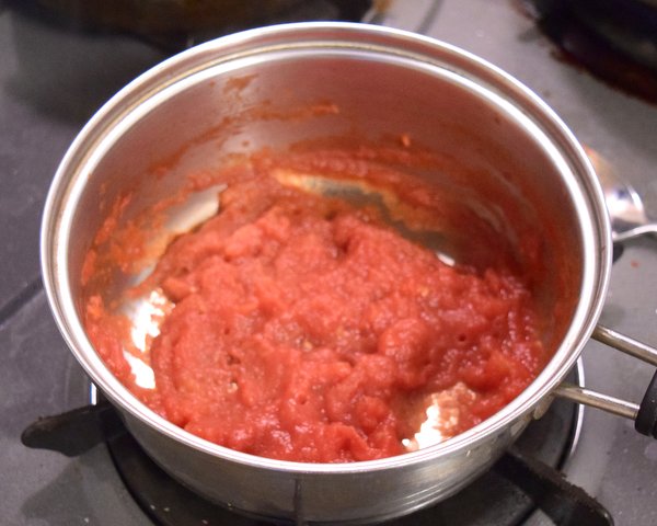 トマト缶を煮詰める