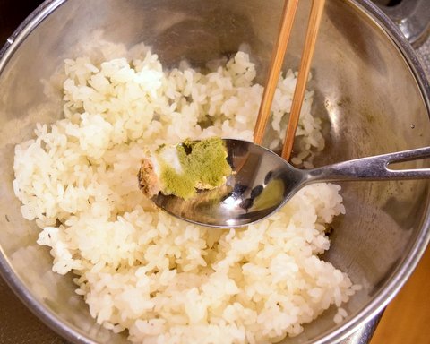 蒸し米に麹菌の胞子を混ぜる