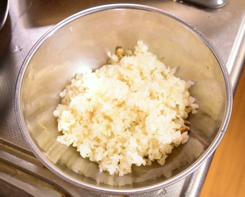 麹菌を混ぜた蒸し米