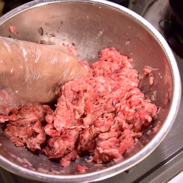 手作り挽肉のハンバーグをこねる