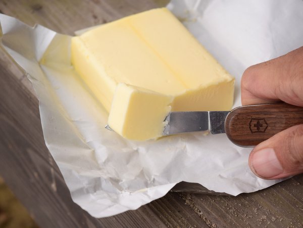 バターをアウトドア用のナイフで切り取る