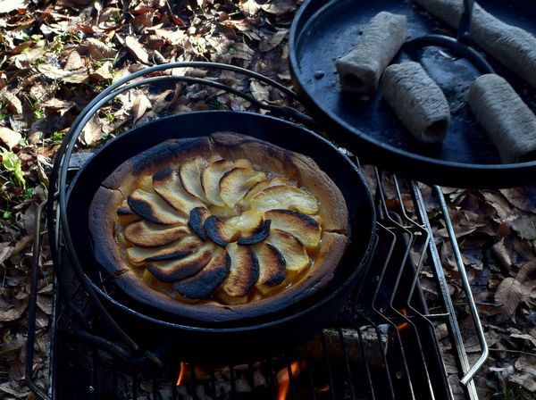 ダッチオーブンでアップルパイが焼けた