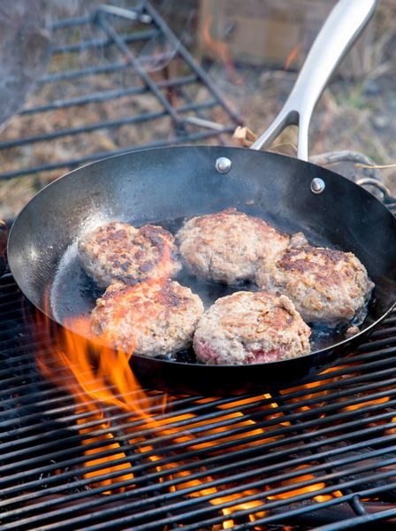 焚き火でハンバーグを焼く