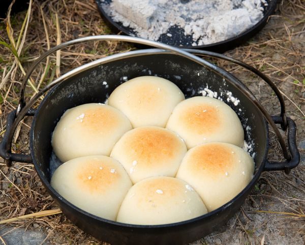 ダッチオーブンで焼いたパン