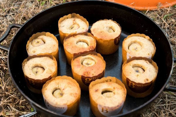 焼けたバナナカップケーキ